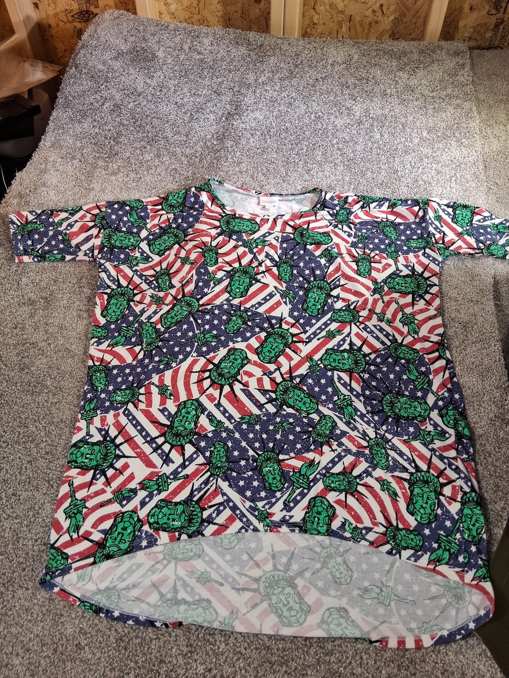 LuLaRoe Short Sleeve Tee in Green, Red, Blue Statue of Liberty & Flag Print